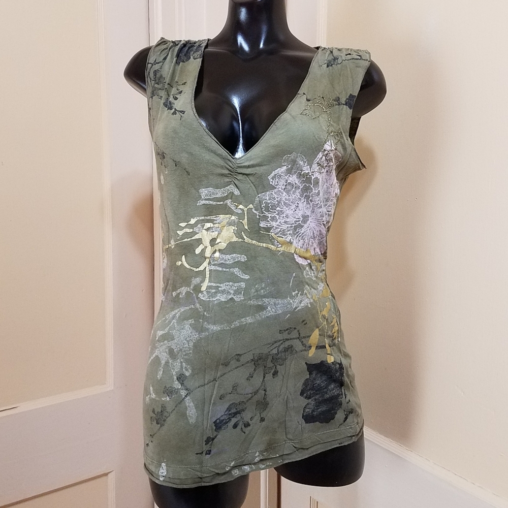 X2 Sleeveless V neck Abstract Top
